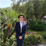 Dottore in Ingegneria Industriale, impartisce lezioni di matematica, fisica e chimica a studenti delle medie e del liceo